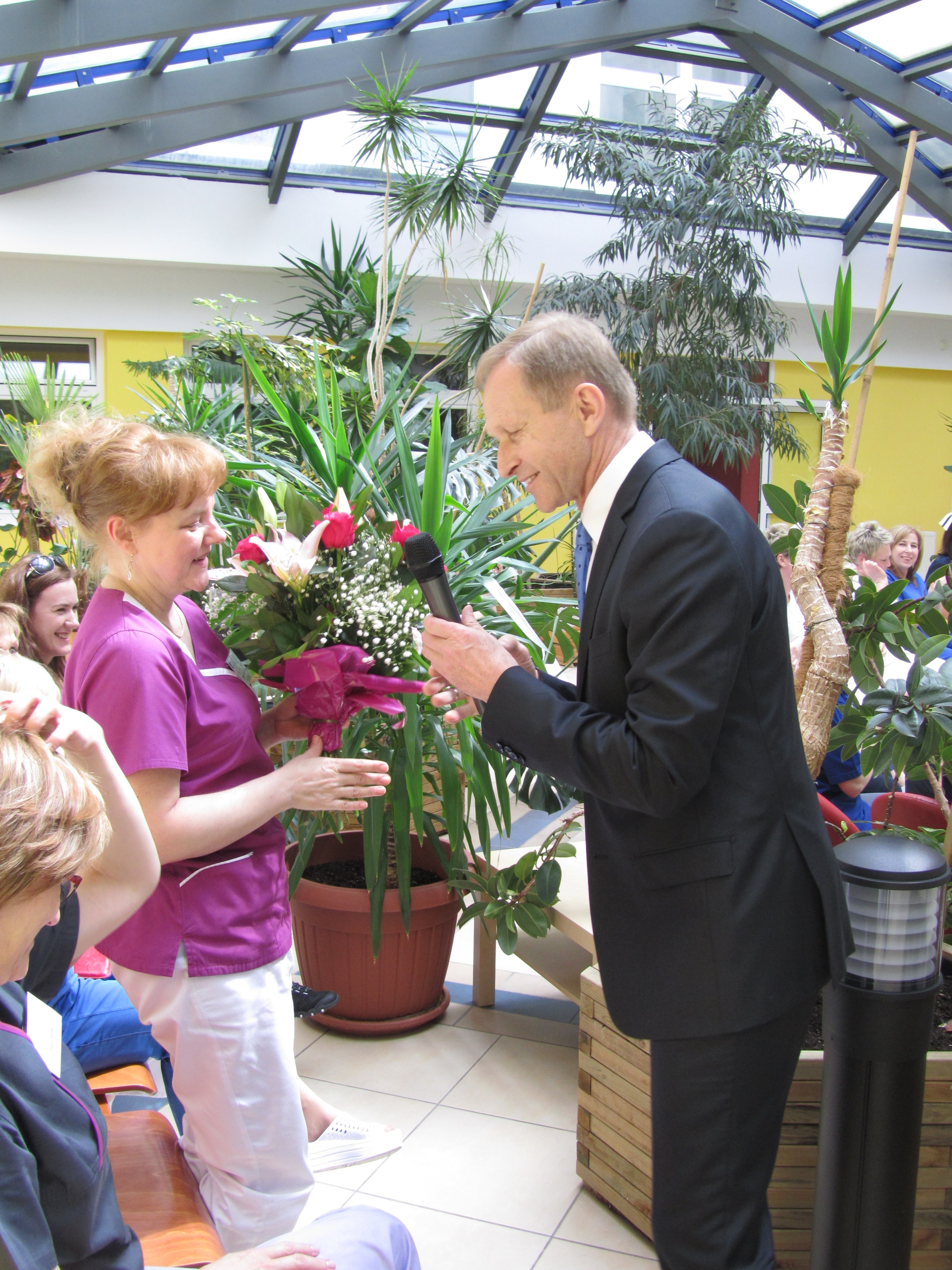 Pan Dyrektor wręcza kwiaty dla pielęgniarek