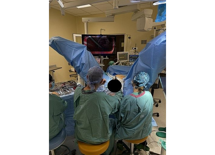 Taki zabieg tylko w Poliklinice - zdjęcie lekarzy przy operacji