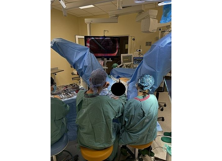 Taki zabieg tylko w Poliklinice - zdjęcie lekarzy przy operacji