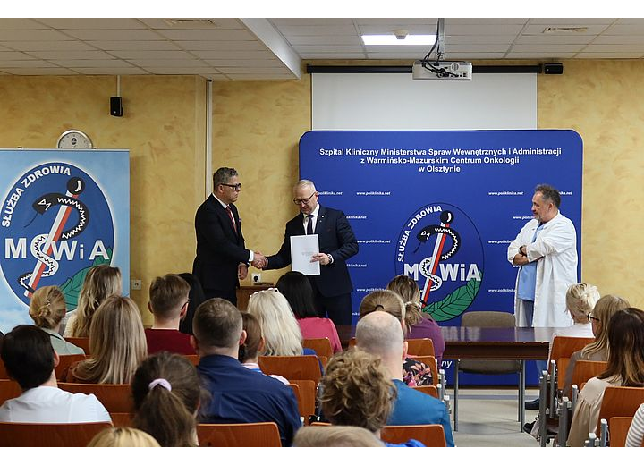 Moment wręczenia powołania panu Jackowi Zachariaszowi na stanowisko dyrektora
