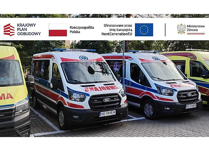 Dwie nowe karetki i logo Krajowego Planu Odbudowy